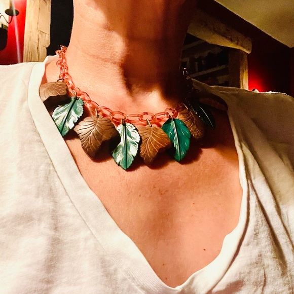 Vintage celluloid? Leaf necklace. Absolutely pristine. - Picture 8 of 9